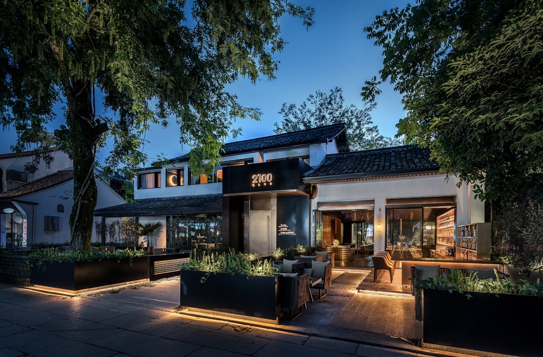 2100 Club, the world’s first blockchain bar, designed by LYCS Architecture.The bar is participated by many well-known entrepreneurs and cornerstone investors in the Blockchain industry. 2100 Club is a social platform that shares and exchanges the cutting edge blockchain technologies, researches and investments. The slogan of 2100Club shares the idea ‘to own, to live to live until 2100’ to all the new economic drivers and innovators. It has been further developed as the basis design concept of interior space which interpreting its intellectual spirit instead of creating a theme bar.